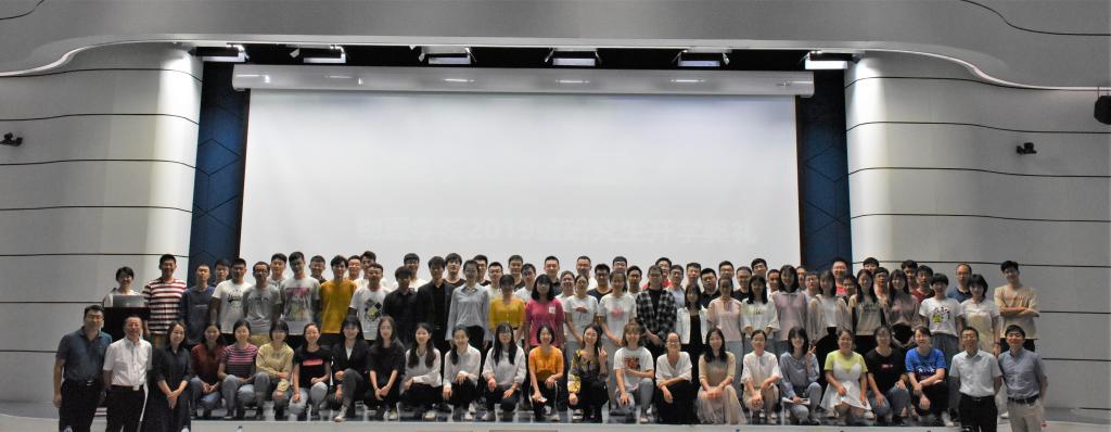 2019级威尼斯欢乐娱人城3328研究生拍下的第一张全家福